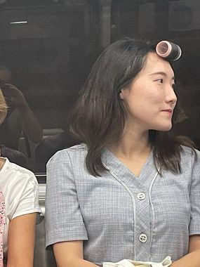 Ragazza con bigodino sulla metro di Seoul