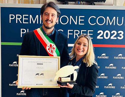 L'assessore Giorgi ritira il premio